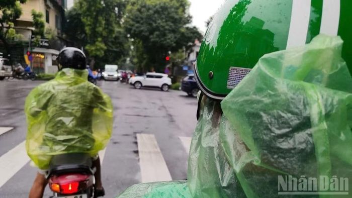 Tài xế công nghệ Grab Nguyễn Tác Nam khẳng định không có việc phát cơm cho tài xế công nghệ ở Hà Nội trong những ngày có những thông tin lan truyền kêu gọi các tài xế tắt app xe công nghệ.