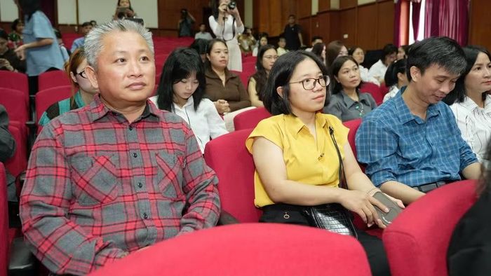 Ông Nguyễn Quang Tuấn, Chủ tịch Công ty Hãng Phim Tài liệu và Khoa học Trung ương (ngoài cùng bên trái) tham dự buổi gặp gỡ báo chí giới thiệu Liên hoan phim. (Ảnh: Ban tổ chức)