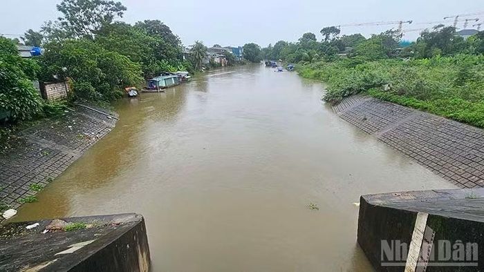 Nước mưa ở khu vực tỉnh lỵ Thanh Hóa đang được tiêu thoát ra sông Mã. (Ảnh: MAI LUẬN)