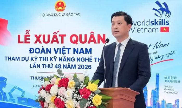 Ông Trần Việt Hùng, Hiệu trưởng Trường trung cấp nghề Giao thông công chính Hà Nội phát biểu tại buổi lễ. (Ảnh: ĐTT)