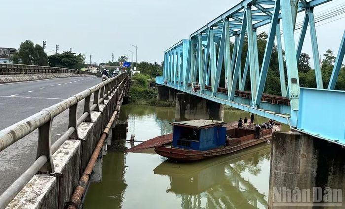 Tàu hỏa qua cầu Mỹ Chánh được phép chạy với tốc độ khai thác trước sự cố. (Ảnh: H.M)