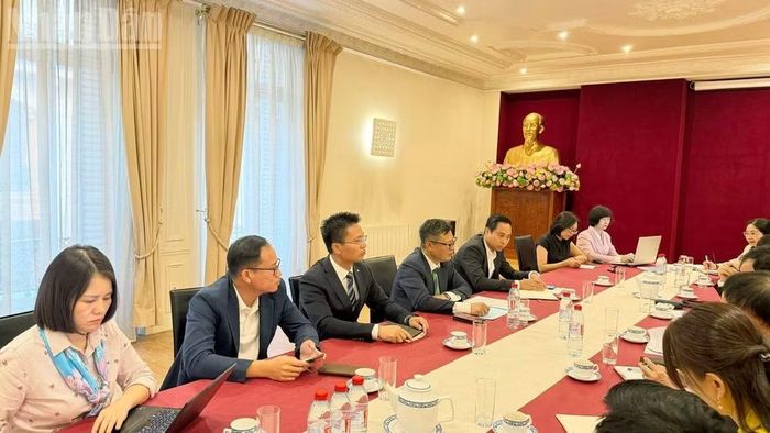Đại sứ Trịnh Đức Hải trao đổi về những nguồn tư liệu, tổ chức và cá nhân tại Pháp có khả năng hỗ trợ việc nghiên cứu, sưu tầm tài liệu, hiện vật phục vụ xây dựng Bảo tàng Đảng Cộng sản Việt Nam. (Ảnh: TRUNG HƯNG)