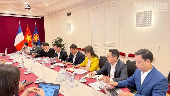 Đoàn khảo sát giới thiệu về Dự án Bảo tàng Đảng Cộng sản Việt Nam cùng mục tiêu, yêu cầu và kế hoạch khảo sát, nghiên cứu tại Cộng hòa Pháp. (Ảnh: KHẢI HOÀN)