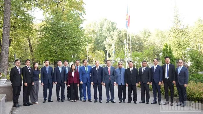 Đoàn Đại sứ quán Lào chúc mừng Đại sứ, các cán bộ và nhân viên Đại sứ quán Việt Nam tại Liên bang Nga. (Ảnh: THANH THỂ)
