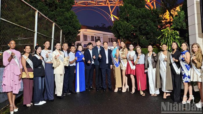 Lãnh đạo VNPT Lâm Đồng giao lưu với các thí sinh Cuộc thi Hoa hậu và nam vương siêu mẫu thể hình thế giới 2026 dưới chân tháp VNPT-Vinaphone Lâm Đồng. (Ảnh: BẢO VĂN)