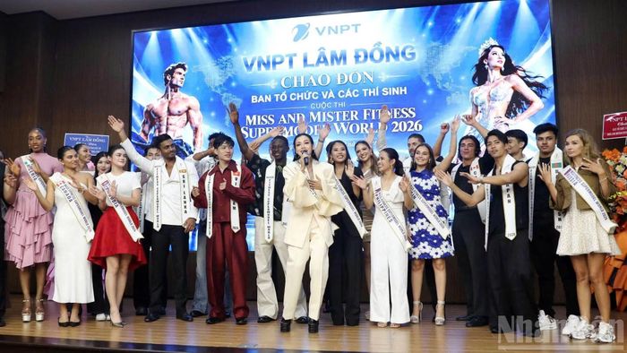 Các thí sinh Miss & Mister Fitness Supermodel World 2026 tại chương trình giao lưu với VNPT Lâm Đồng. (Ảnh: BẢO VĂN)