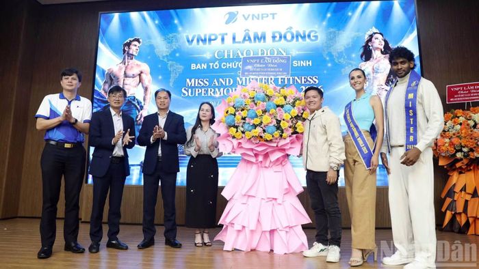 Lãnh đạo Sở Văn hóa, Thể thao và Du lịch Lâm Đồng cùng lãnh đạo VNPT Lâm Đồng chào đón Đoàn thí sinh Cuộc thi Hoa hậu và nam vương siêu mẫu thể hình thế giới 2026. (Ảnh: BẢO VĂN)