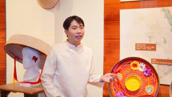Những bạn trẻ làng Tri Lễ đang giới thiệu về sản phẩm truyền thống của làng mình. (Ảnh: PV)