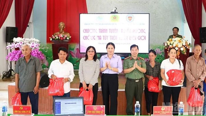 Lãnh đạo xã Tân Hộ Cơ và lãnh đạo Phòng Công tác chính trị, Công an tỉnh Đồng Tháp trao quà tặng người dân có hoàn cảnh khó khăn. (Ảnh: PHƯỚC THANH)
