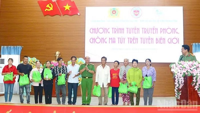 Trao quà tặng người dân có hoàn cảnh khó khăn. (Ảnh: PHƯỚC THANH)