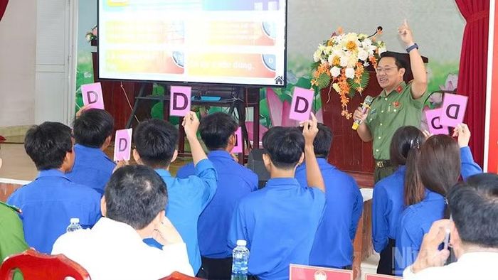 Thí sinh tham gia trả lời các câu hỏi trắc nghiệm tìm hiểu Luật Phòng, chống ma túy. (Ảnh: PHƯỚC THANH)
