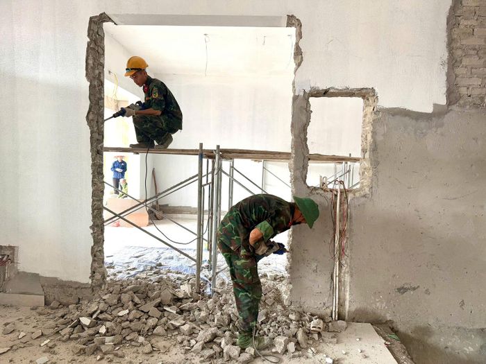 Cán bộ, chiến sĩ Trung đoàn 123 (Bộ CHQS tỉnh Lạng Sơn) thi công hoàn thiện các hạng mục bên trong Trường Phổ thông nội trú liên cấp Tiểu học và THCS Kiên Mộc, xã Kiên Mộc (Lạng Sơn). 