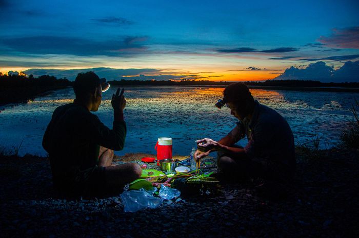 Tranh thủ ăn cơm tối trong khi đợi đi thăm câu.