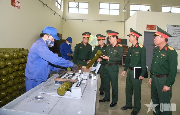  Lãnh đạo Cục Quân khí kiểm tra công tác bảo quản, bảo dưỡng, sửa chữa súng, pháo, khí tài, đạn dược.