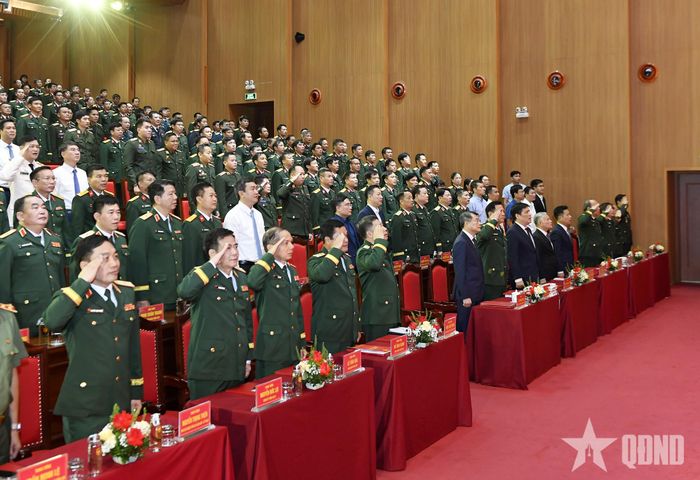 Thủ tướng Lê Minh Hưng và các đại biểu thực hiện nghi thức chào cờ. Ảnh: TUẤN HUY