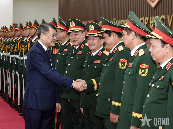 Thủ tướng Lê Minh Hưng và các đại biểu cùng lãnh đạo, chỉ huy Học viện Quốc phòng. Ảnh: TUẤN HUY