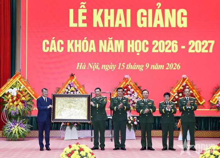 Thủ tướng Lê Minh Hưng trao quà tặng Học viện Quốc phòng. Ảnh: TUẤN HUY