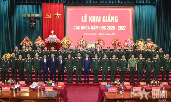 Thủ tướng Lê Minh Hưng cùng các đại biểu và học viên tại buổi lễ. Ảnh: TUẤN HUY