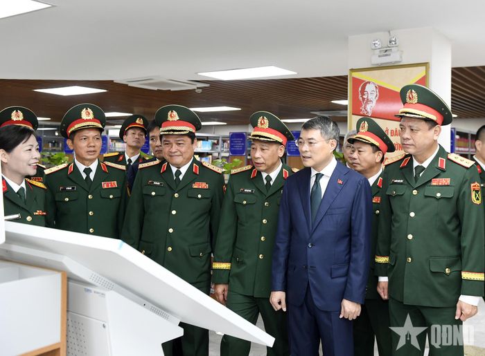 Thủ tướng Lê Minh Hưng và các đại biểu thăm Phòng Truyền thống và Thư viện của Học viện Quốc phòng. Ảnh: TUẤN HUY