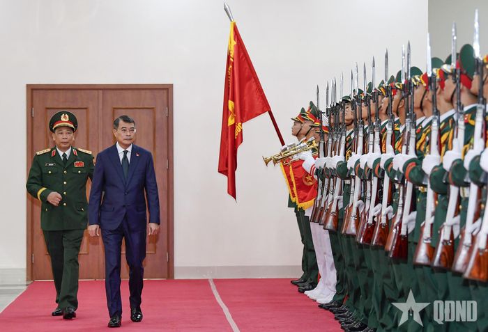 Thủ tướng Lê Minh Hưng duyệt đội danh dự tại lễ khai giảng năm học mới của Học viện Quốc phòng. Ảnh: TUẤN HUY