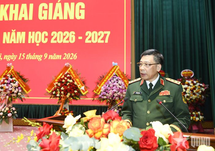 Thượng tướng, PGS, TS Trần Việt Khoa, Ủy viên Trung ương Đảng, Giám đốc Học viện Quốc phòng phát biểu khai giảng. Ảnh: TUẤN HUY