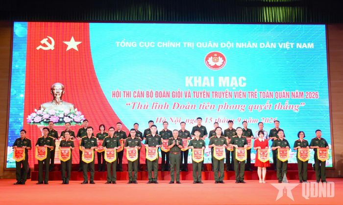  Thượng tướng Lê Quang Minh trao cờ lưu niệm tặng đại diện các đội thi.