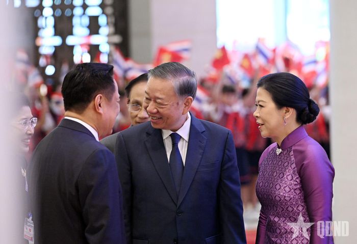 Tổng Bí thư, Chủ tịch nước Tô Lâm và phu nhân chào đón Nhà vua Thái Lan Maha Vajiralongkorn Phra Vajiraklaochaoyuhua. Ảnh: TRỌNG HẢI