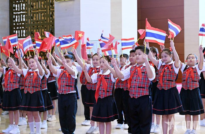 Các cháu thiếu nhi Hà Nội chào đón Nhà vua Thái Lan Maha Vajiralongkorn Phra Vajiraklaochaoyuhua và Hoàng hậu thăm cấp nhà nước tới Việt Nam. Ảnh: TRỌNG HẢI
