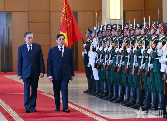 Tổng Bí thư, Chủ tịch nước Tô Lâm và Nhà vua Thái Lan Maha Vajiralongkorn Phra Vajiraklaochaoyuhua duyệt đội danh dự Quân đội nhân dân Việt Nam. Ảnh: TRỌNG HẢI