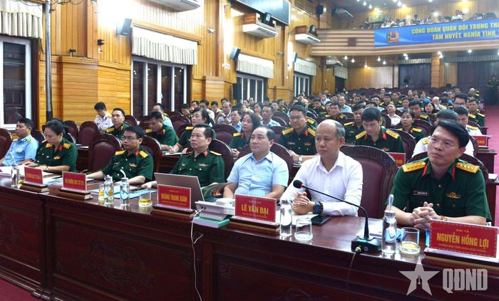  Các đại biểu dự khai mạc.  