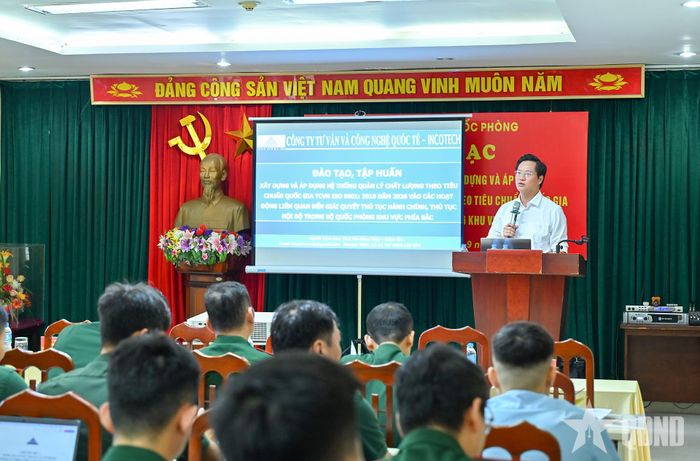  Đại diện Công ty Cổ phần Tư vấn và Công nghệ quốc tế truyền đạt nội dung tập huấn.
