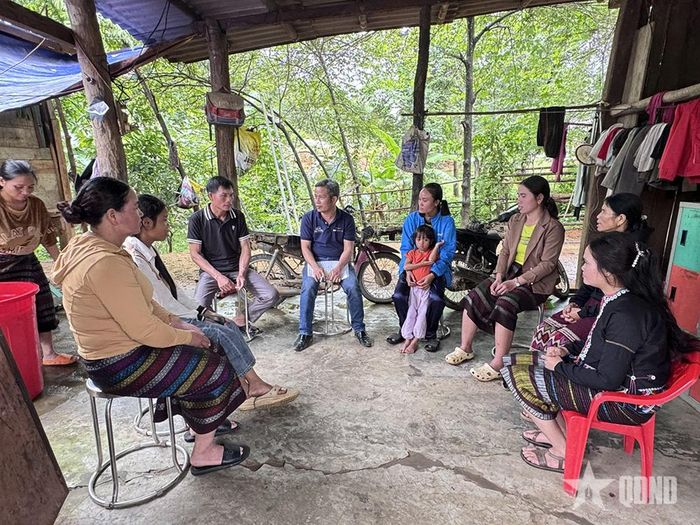 Ông Lê Văn Phong, cán bộ phụ trách Dự án “Tiến về phía trước” của Plan International Việt Nam tại Quảng Trị, trao đổi với các thành viên trong nhóm nuôi lợn nái đen bản địa ở xã Tân Lập.