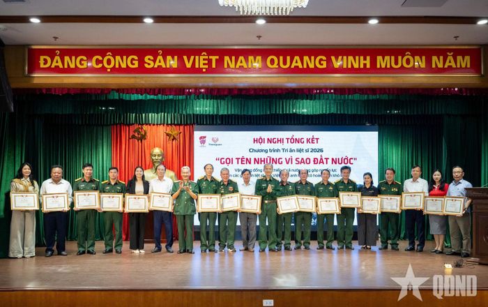 Hội HTGĐLS Việt Nam trao bằng khen tặng các tập thể. 