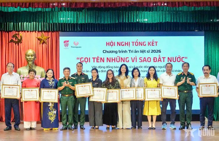 Hội HTGĐLS Việt Nam trao bằng khen tặng các cá nhân. 