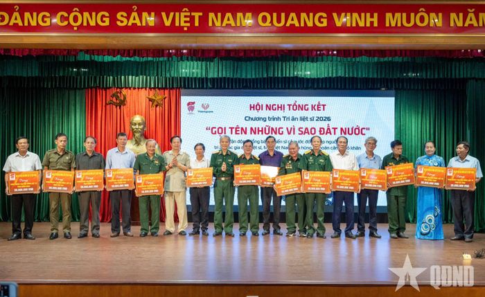 Hội HTGĐLS Việt Nam trao quà tặng các gia đình liệt sĩ. 