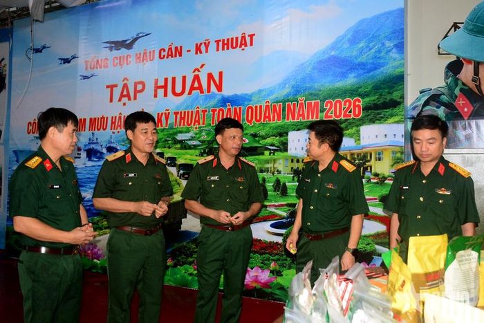 Các đại biểu tham quan các gian hàng của các cơ quan, đơn vị thuộc Tổng cục HC-KT  