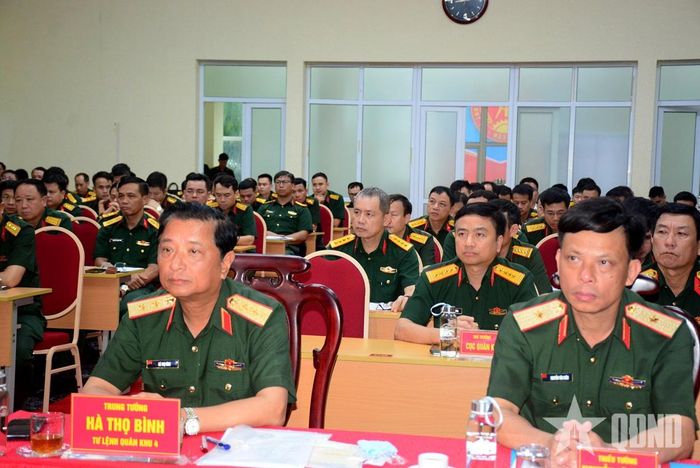 Trung tướng Hà Thọ Bình, Tư lệnh Quân khu 4 dự khai mạc tập huấn.