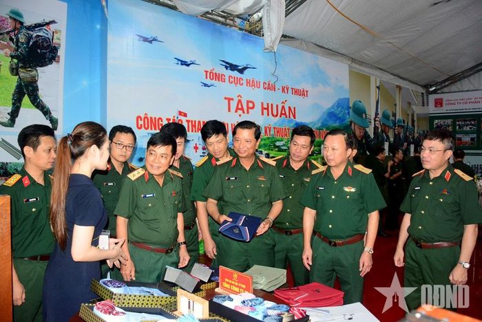 Các đại biểu tham quan các gian hàng của các cơ quan, đơn vị thuộc Tổng cục HC-KT 