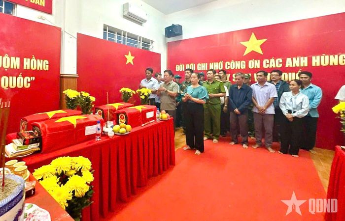 Lãnh đạo xã Đặng Thùy Trâm thắp hương tưởng niệm các liệt sĩ.