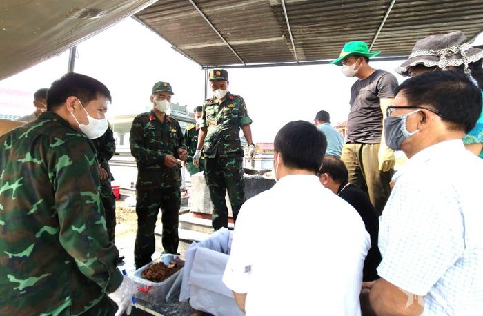 Tổ chức cất bốc ngôi mộ tập thể.