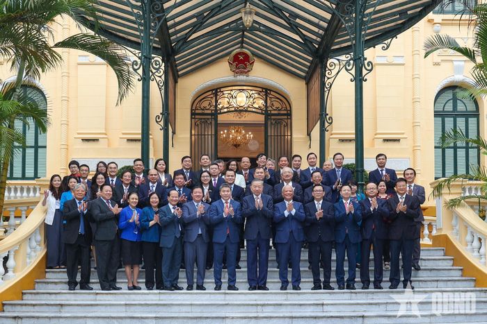Tổng Bí thư, Chủ tịch nước Tô Lâm và đại diện Ban Chấp hành Liên hiệp các tổ chức hữu nghị Việt Nam khóa VII.