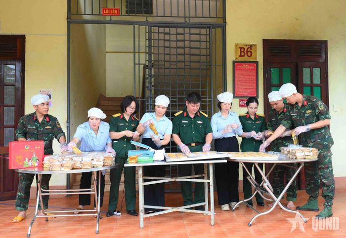  Đại tá Lê Minh Hoàn, Chủ nhiệm Hậu cần - Kỹ thuật Binh đoàn 15 kiểm tra chất lượng bánh Trung thu tại khu sản xuất.  