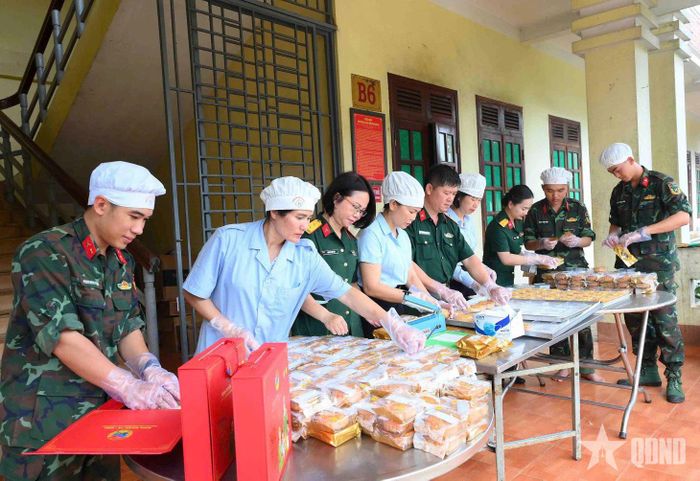  Cán bộ, nhân viên, chiến sĩ Cơ quan Binh đoàn 15 tham gia đóng gói bánh Trung thu thành phẩm.  