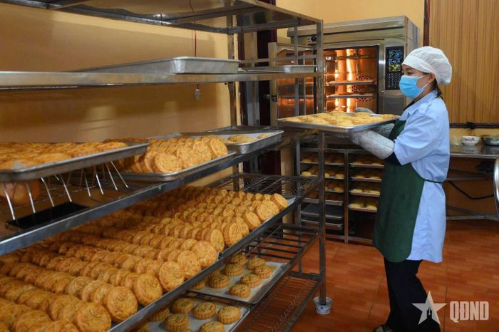  Các công đoạn sản xuất bánh Trung thu được kiểm soát chặt chẽ, bảo đảm chất lượng và vệ sinh an toàn thực phẩm.  
