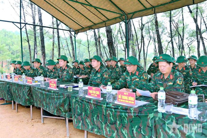 Đoàn công tác nghe các đơn vị báo cáo công tác chuẩn bị diễn tập.