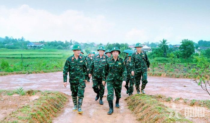 Đoàn công tác kiểm tra khu vực diễn tập.