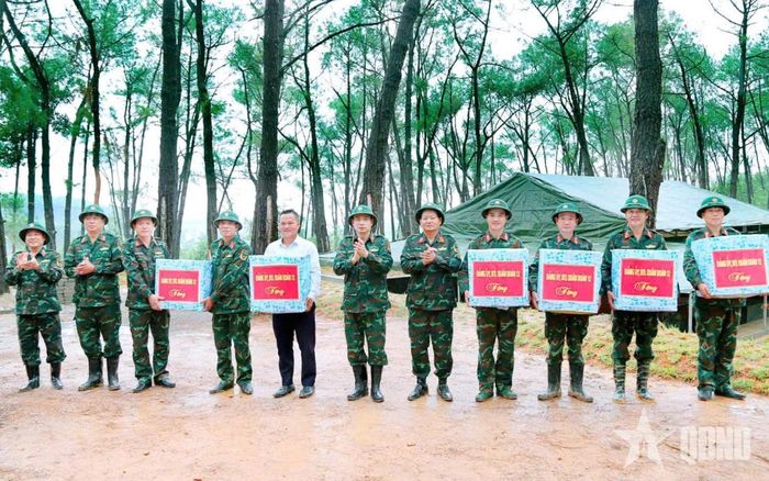 Thiếu tướng Trần Đại Thắng tặng quà, động viên các lực lượng tham gia diễn tập.