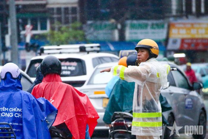  CSGT tăng cường phân luồng, phòng ngừa ùn tắc.