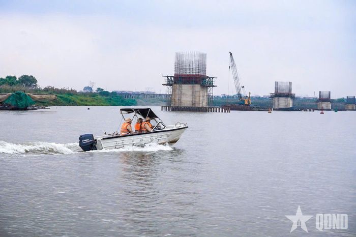  Cảnh sát đường thủy tuần tra, bảo đảm an toàn trên sông Hồng.  