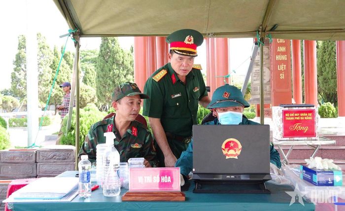 Đại tá Đinh Văn Hưng, Chính ủy Bộ CHQS TP Đà Nẵng kiểm tra công tác số hóa lấy mẫu ADN. 